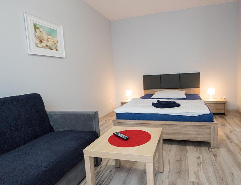 Apartament, pokój hotelowy, stolik, łóżko, wersalka