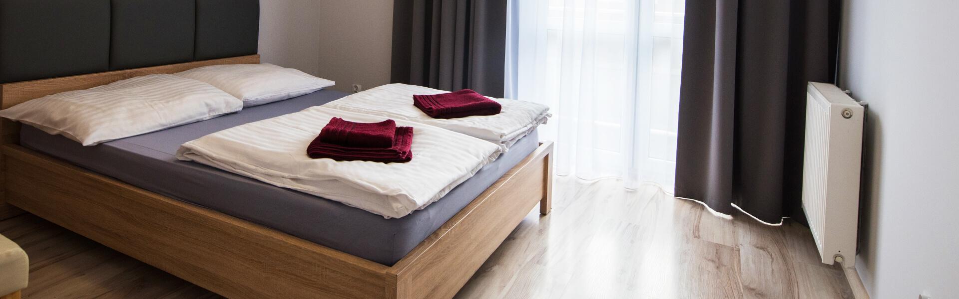Slajd #2 Pokój hotelowy, łóżko z kołdrą, poduszkami, ręczniki
